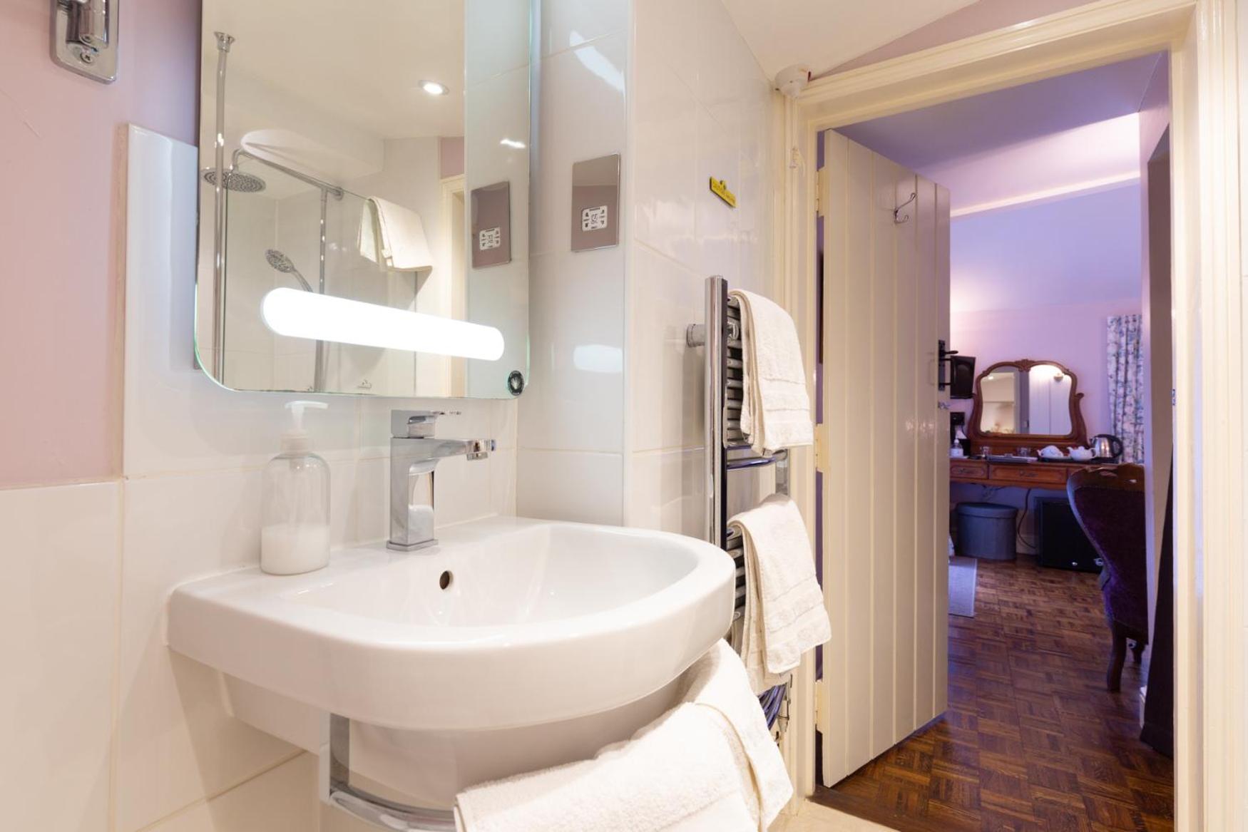 Frogs Hall B&B Eye  Экстерьер фото